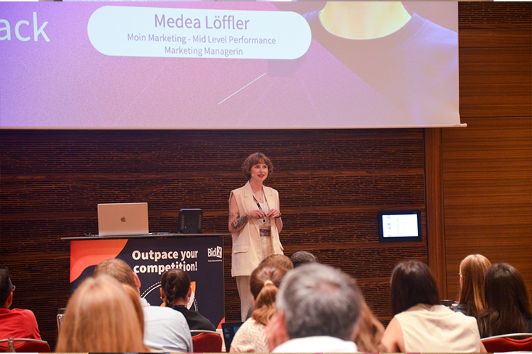 Medea Löffler auf der Bühne des dspsumimt 2025