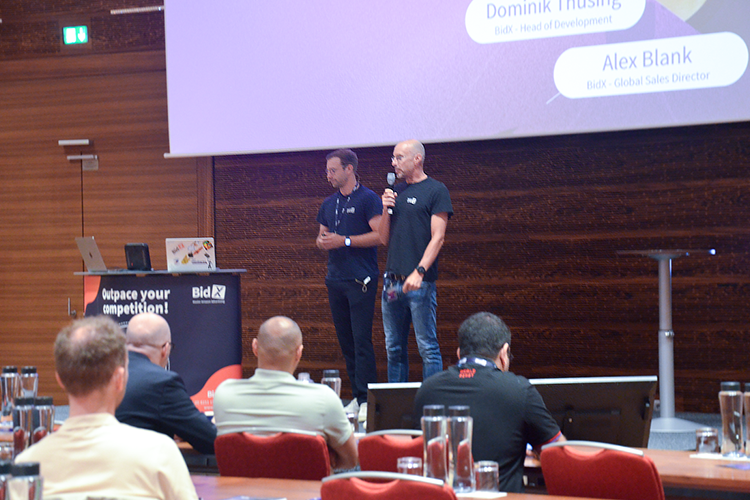 Dominik und Alex von BidX auf der Bühne des dspsumimt 2025